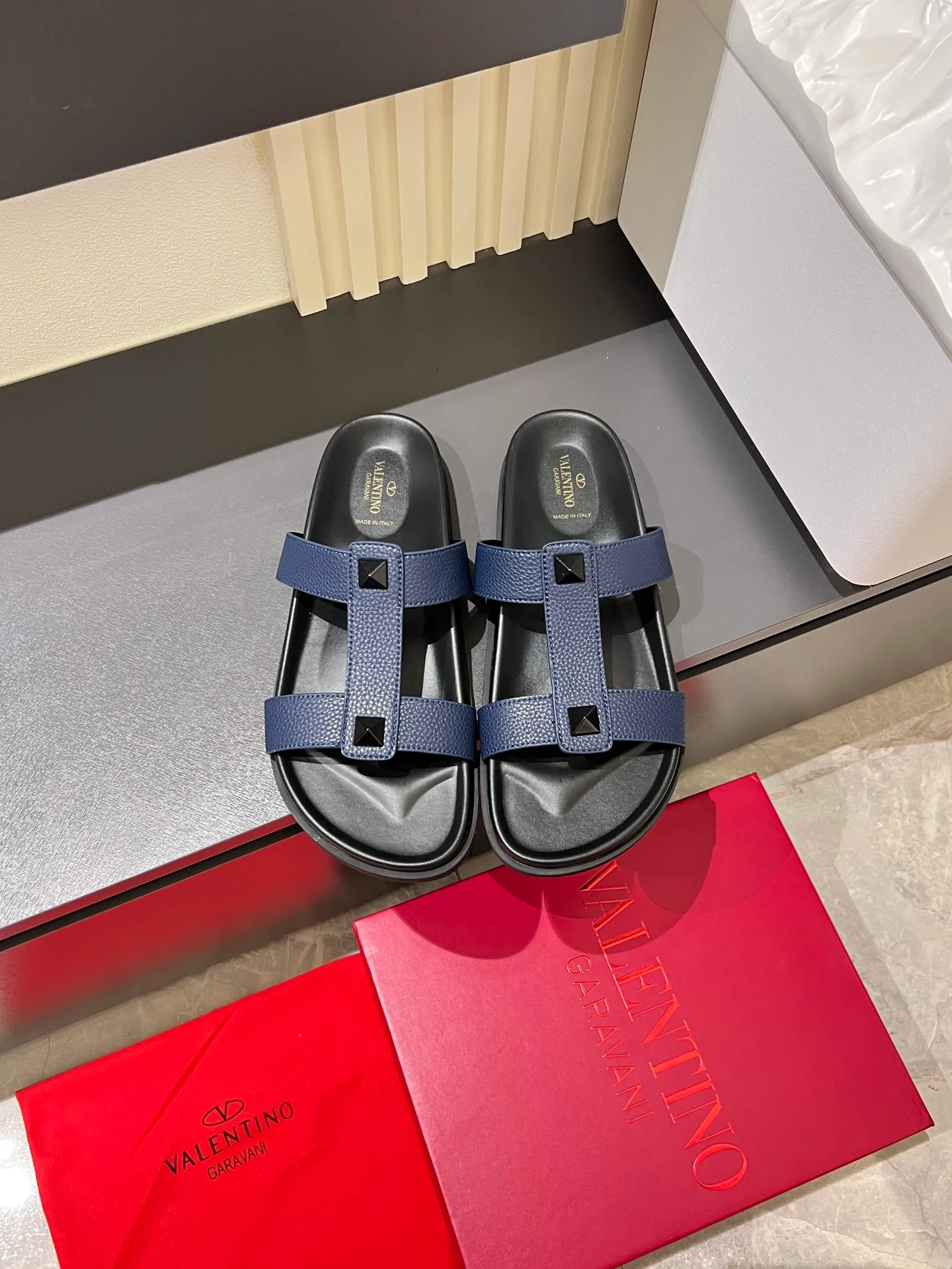 Men's shoes 💰p300 VALENTINO Men's 🧍‍♂️ Spring and summer new style metal logo flat slippers, elegant sandals, the same style worn by celebrities, original molding, imported calfskin. Rubber outsole. Soft and durable, full set of counter packaging size: 39-44 (.45.46 customized)